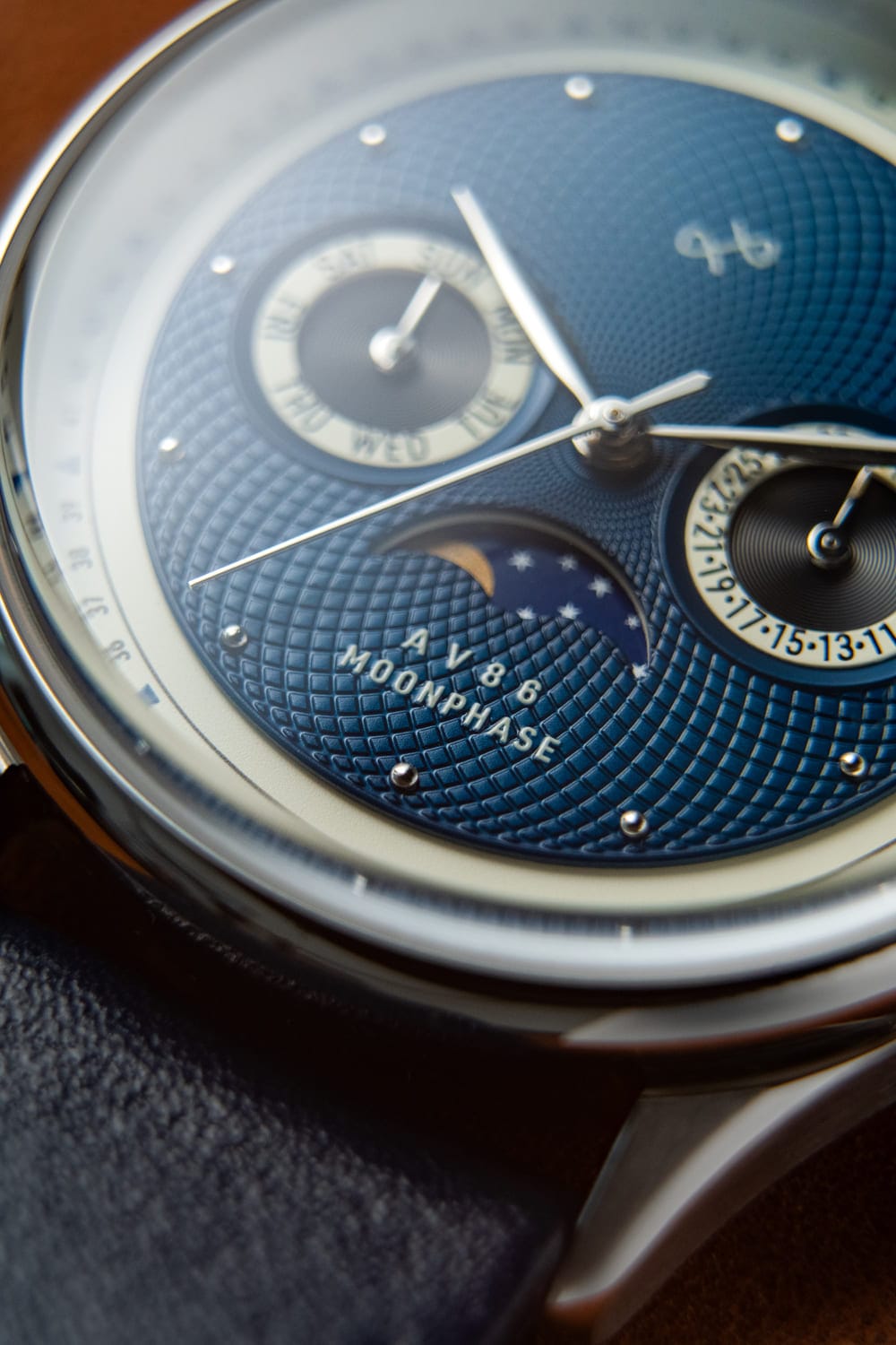 AV86の「1968 Moonphase」は、質感のある文字盤、Sapphire Crystal、そしてレザーストラップを備えた、スカンジナビアのミニマルスタイルを取り入れた高級ムーンフェイズ時計です