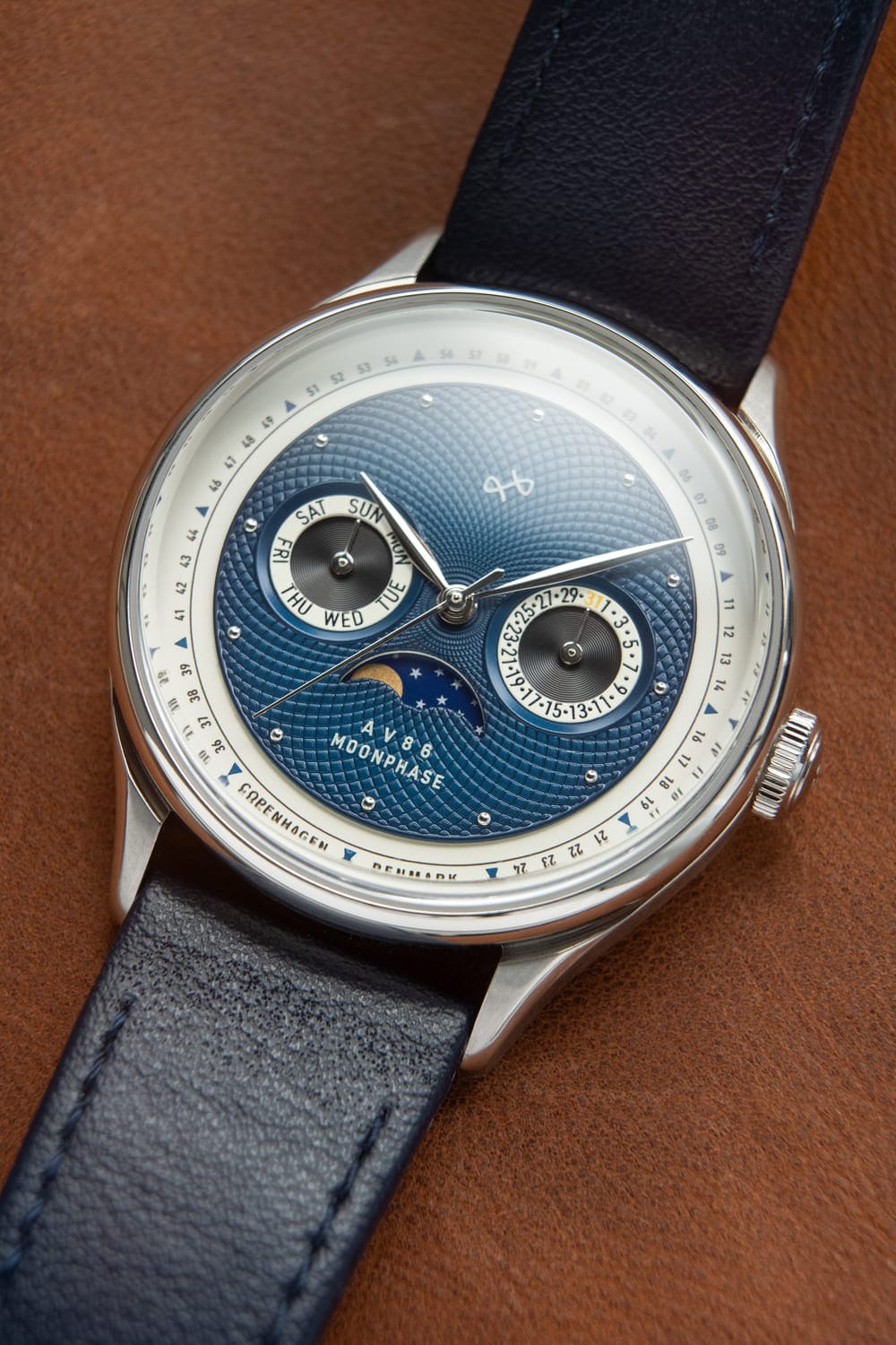 AV86の「1968 Moonphase」は、ヴィンテージ風の文字盤、ムーンフェイズ機能、Sapphire Crystal、そしてダークカラーのレザーストラップを備えています