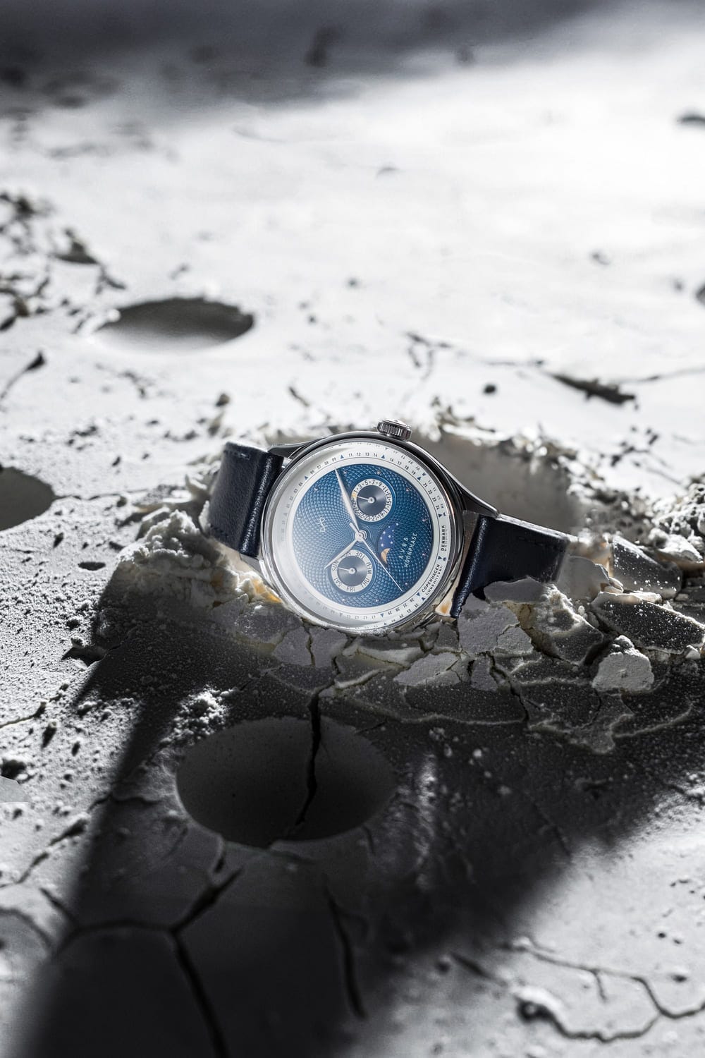 AV86製「1968 Moonphase」は、Sapphire Crystal、テクスチャード加工の文字盤、そして月面をモチーフにしたダークレザーストラップを備えた高級ムーンフェイズ時計です。