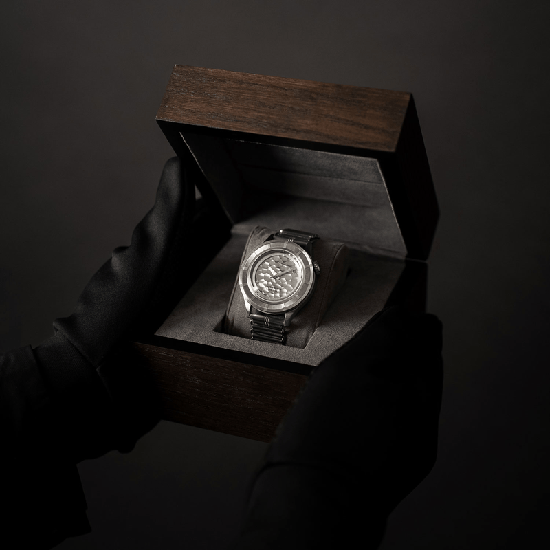 956 Marine Automatic, Seconde / seconde/ AV86 med vintage-inspireret urskive, automatisk urværk, Sapphire Crystal og metalarmbånd i trækasse