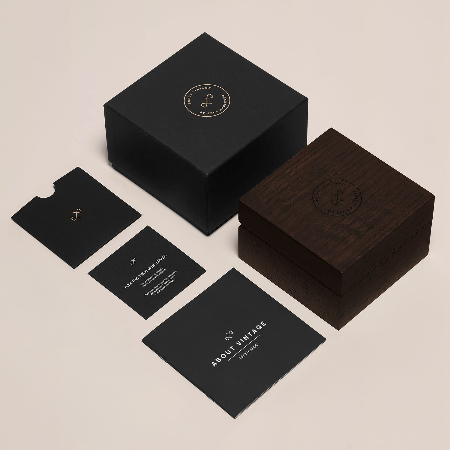 1564 Chronodate Automatic fra AV86 luksuriøst emballagesæt med sorte og trææsker og mærkevare-dokumentation i minimalistisk stil