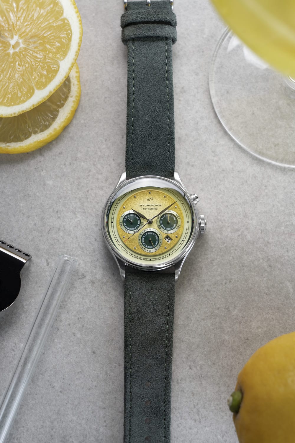 AV86의 1564 Chronodate Automatic: 빈티지 감성의 다이얼, Sapphire Crystal, 부드러운 가죽 스트랩이 특징인 럭셔리 Chronograph