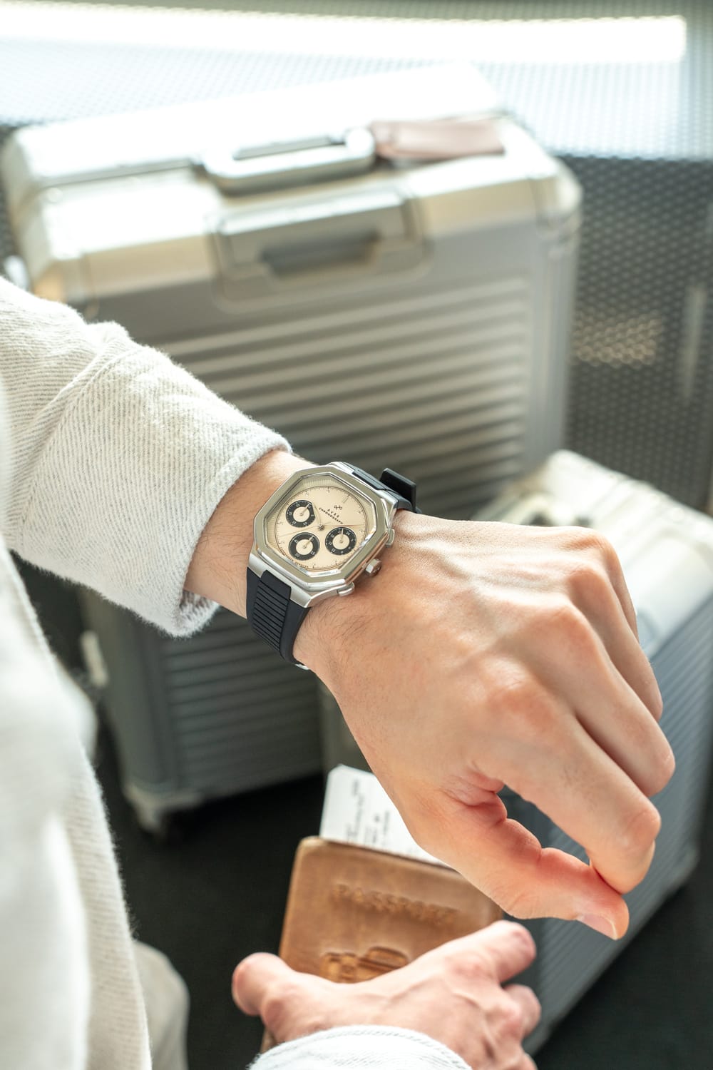 AV86의 1904 Chronograph: 각진 케이스와 Sapphire Crystal, 크로노그래프 다이얼, 그리고 여행 중 착용한 모습의 검은색 질감 처리된 러버 스트랩