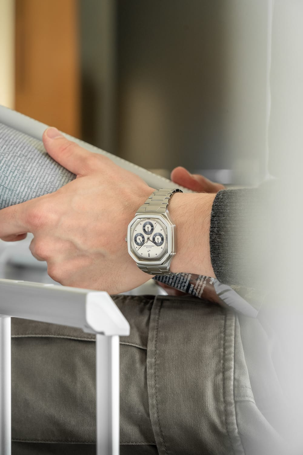 AV86의 1904 Chronograph: 각진 케이스, Sapphire Crystal, 빈티지 스타일 다이얼, 스테인리스 스틸 브레이슬릿 스트랩