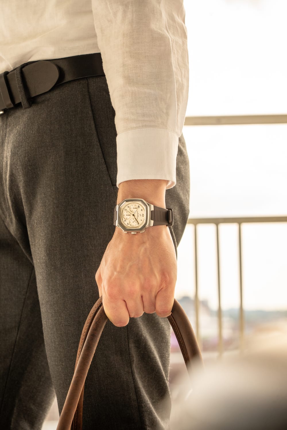 AV86의 1904 Chronograph은 각진 케이스, 빈티지 감성의 다이얼, Sapphire Crystal, 그리고 세련된 디자인의 질감 있는 러버 스트랩을 특징으로 합니다.