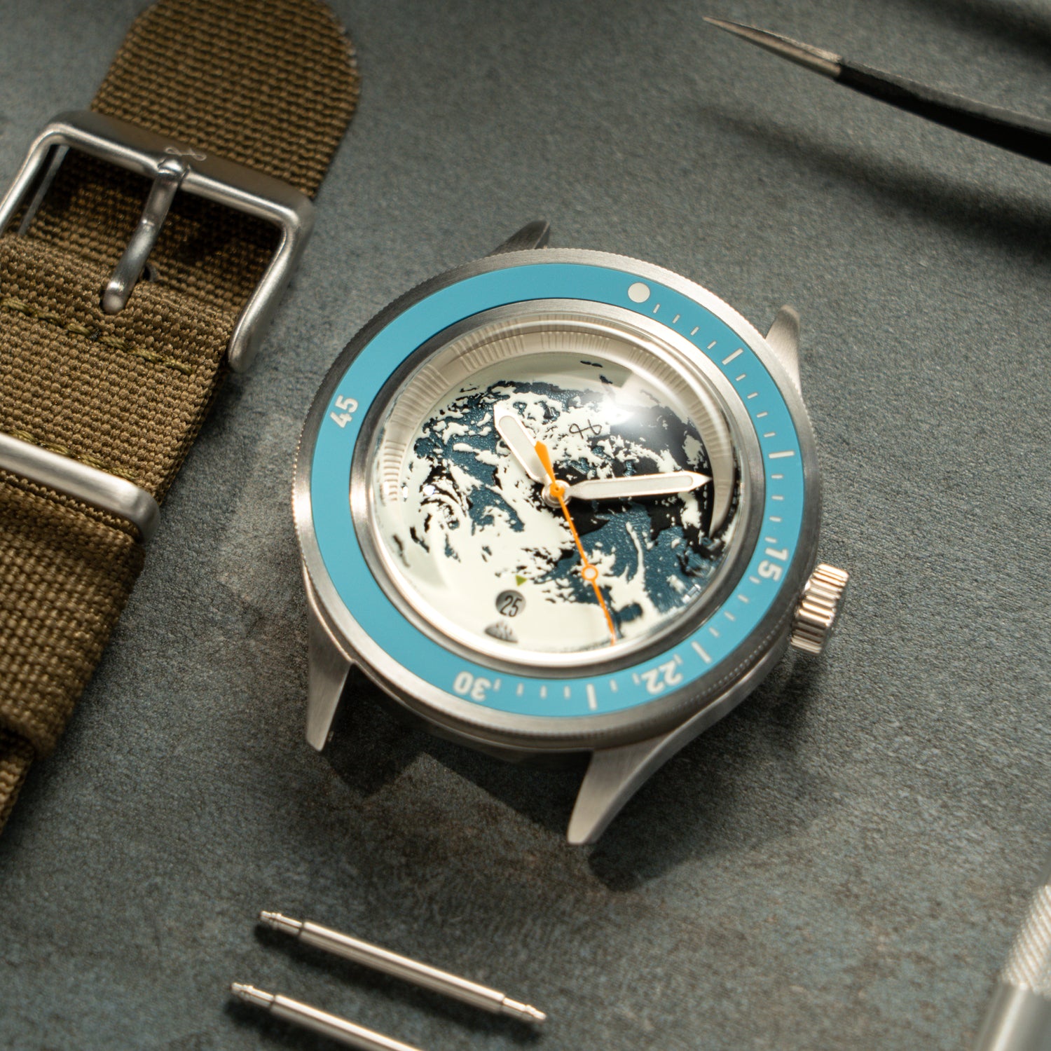 Earthrise WWF Partnership, Automatik / 2026 Edition von AV86 mit blauer Lünette und wellenförmigem Zifferblatt – Nahaufnahme auf einer Werkbank