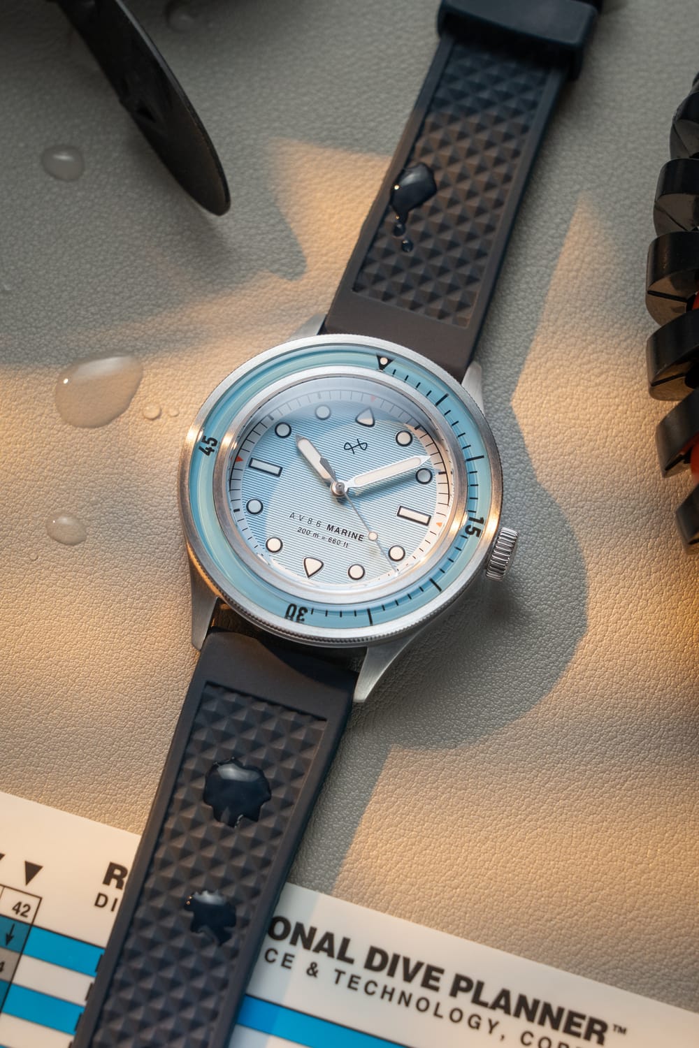 1956 Marine von AV86 – eine im Vintage-Stil gehaltene Taucheruhr mit Saphirglas, Kompasslünette und strukturiertem Kautschukarmband
