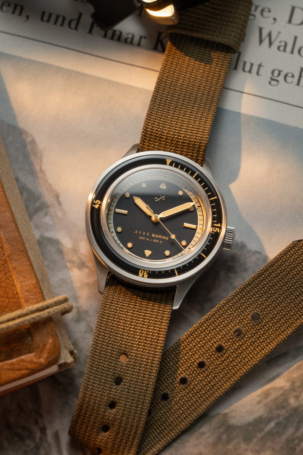1956 Marine von AV86 – eine im Vintage-Stil gehaltene Taucheruhr mit Saphirglas, drehbarer Lünette, strukturiertem Zifferblatt und Stoffarmband