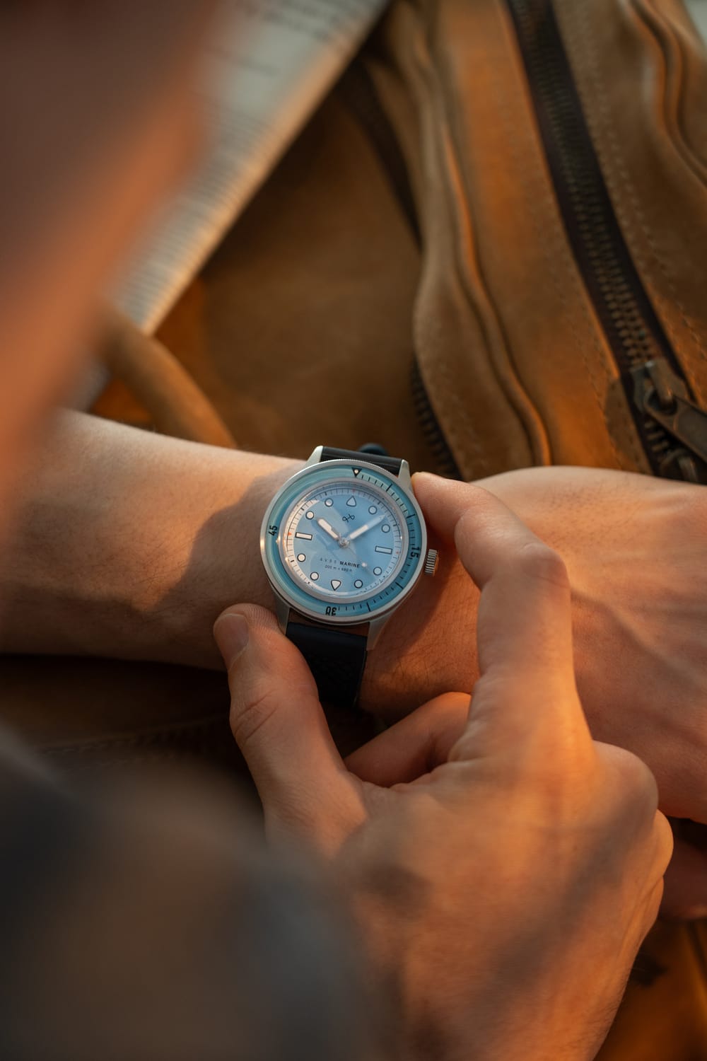 1956 Marine von AV86 – eine luxuriöse Taucheruhr mit einem Zifferblatt im Vintage-Stil, drehbarer Lünette, Saphirglas und schwarzem Lederarmband am Handgelenk