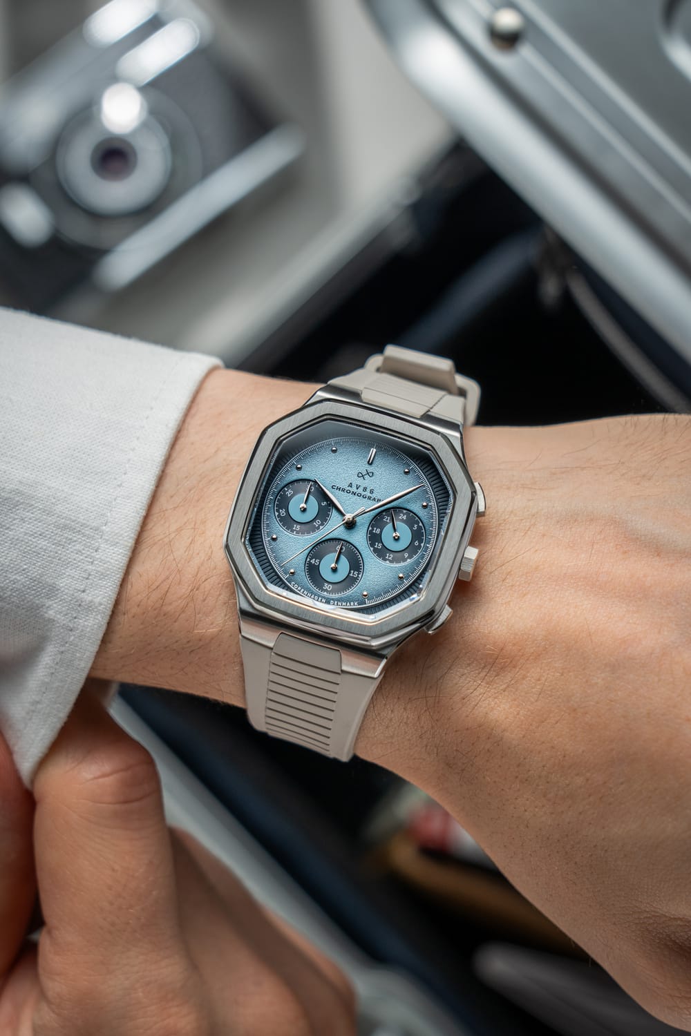 AV86의 1904 Chronograph: 각진 케이스, 빈티지 스타일의 다이얼, Sapphire Crystal, 그리고 중성적인 톤의 질감이 살아있는 러버 스트랩