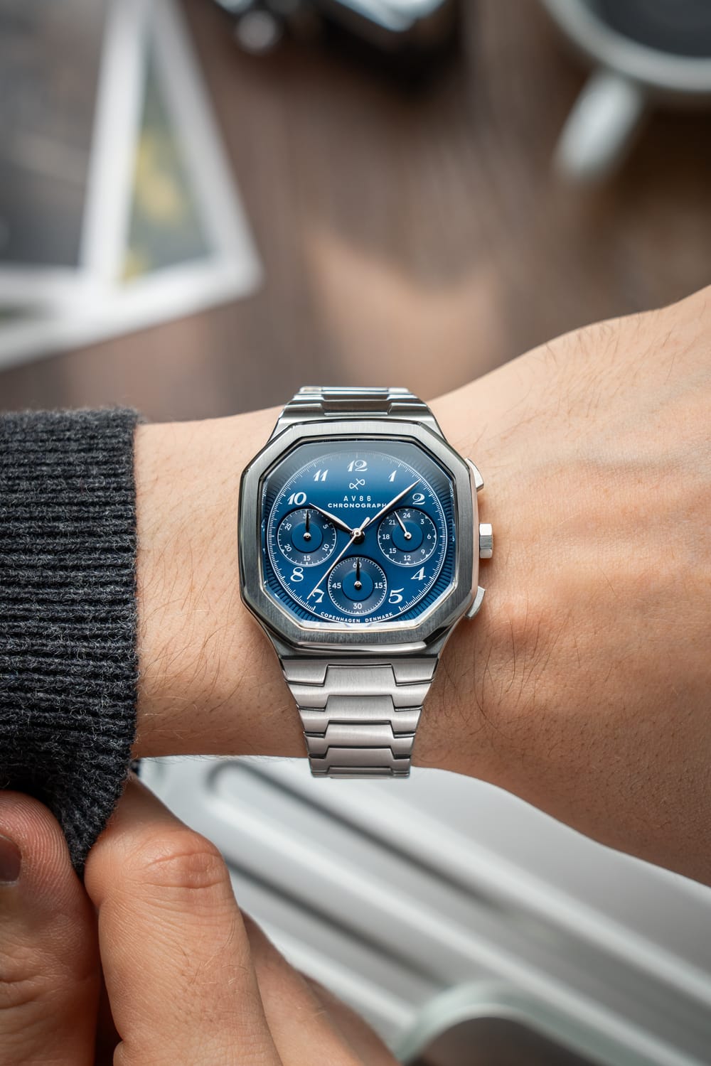 1904 Chronograph von AV86 mit eckigem Gehäuse, Saphirglas, blauem Zifferblatt im Vintage-Stil und poliertem Metallarmband