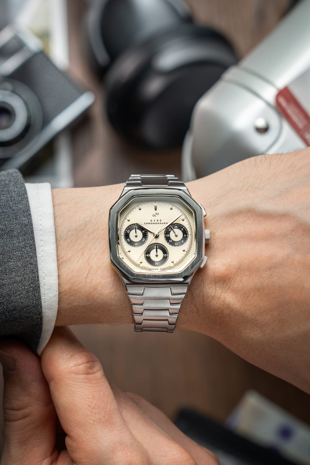 AV86의 1904 Chronograph: 각진 케이스, 빈티지 스타일 다이얼, Sapphire Crystal, 크로노그래프 서브 다이얼, 브러시드 메탈 브레이슬릿 스트랩