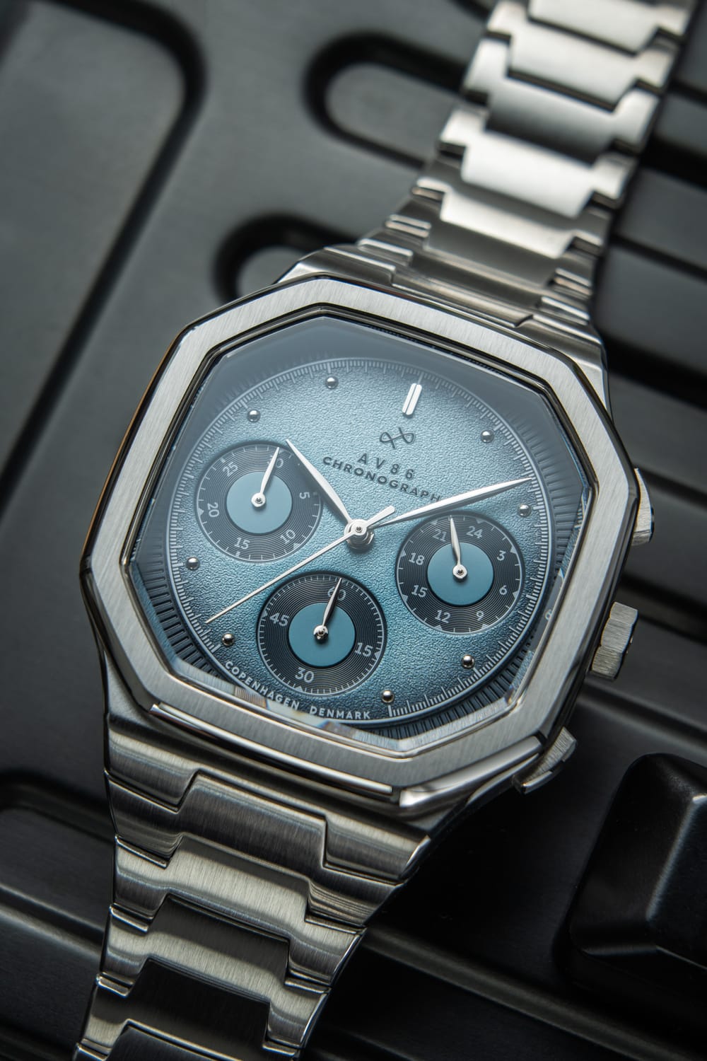 AV86의 1904 Chronograph: 각진 케이스, 질감이 살아있는 다이얼, Sapphire Crystal, 크로노그래프 서브 다이얼, 브러시드 스틸 브레이슬릿 스트랩