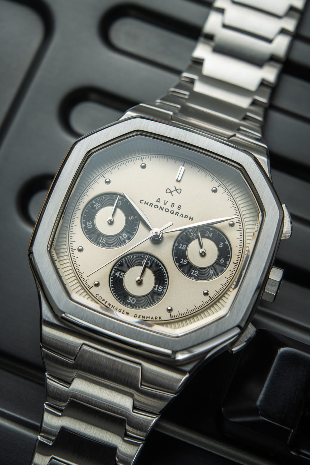 AV86의 1904 Chronograph: 각진 케이스, 빈티지 스타일 다이얼, Sapphire Crystal, 크로노그래프 서브 다이얼, 메탈 브레이슬릿 스트랩