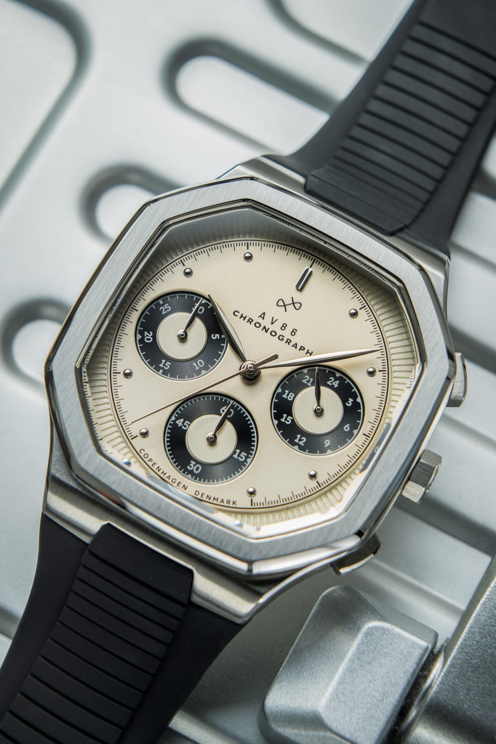 AV86의 1904 Chronograph: 각진 케이스, 빈티지 스타일 다이얼, Sapphire Crystal, 블랙 러버 스트랩, 정밀한 서브 다이얼을 갖춘 모델