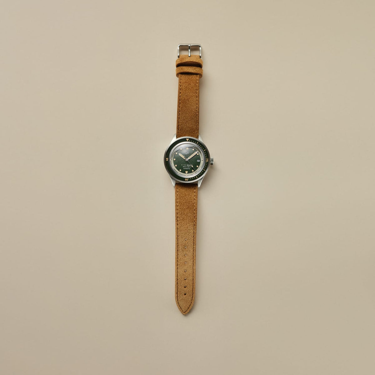 1956 Marine Automatic, stål/grøn fra AV86 med grøn urskive og lysebrun læderrem i et dansk, minimalistisk design med vintage-inspirerede træk.