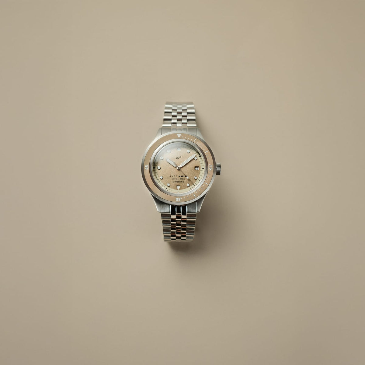 1956 Marine Automatic, stål/sandfarvet fra AV86, vintage-inspireret ur med stålarmbånd og sandfarvet urskive i dansk designstil