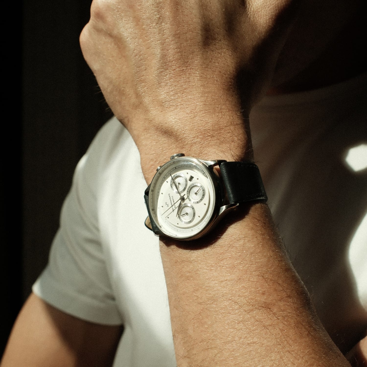1564 Chronodate Automatic, Steel / White by AV86 showcases a vintage-inspired automatic chronograph with a white dial, three subdials, polished steel case, sapphire crystal, and a black leather strap, embodying Nordic minimalism and Danish horological craftsmanship.