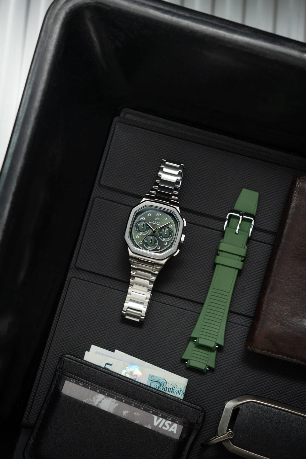 AV86製1904 Chronograph。角張ったケース、ヴィンテージ風の文字盤、Sapphire Crystal、スチール製ブレスレット、オリーブグリーンのラバーストラップを備えています