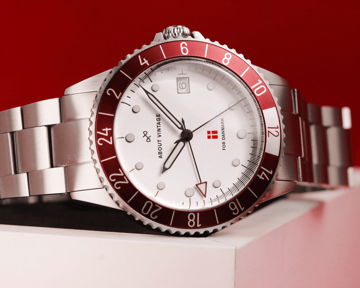 Danmark Det Officielle Landsholdsur, 1889 / DBU – 41 mm von AV86, eine Vintage-inspirierte GMT-Uhr mit Saphirglas, Edelstahlgehäuse und Metallarmband
