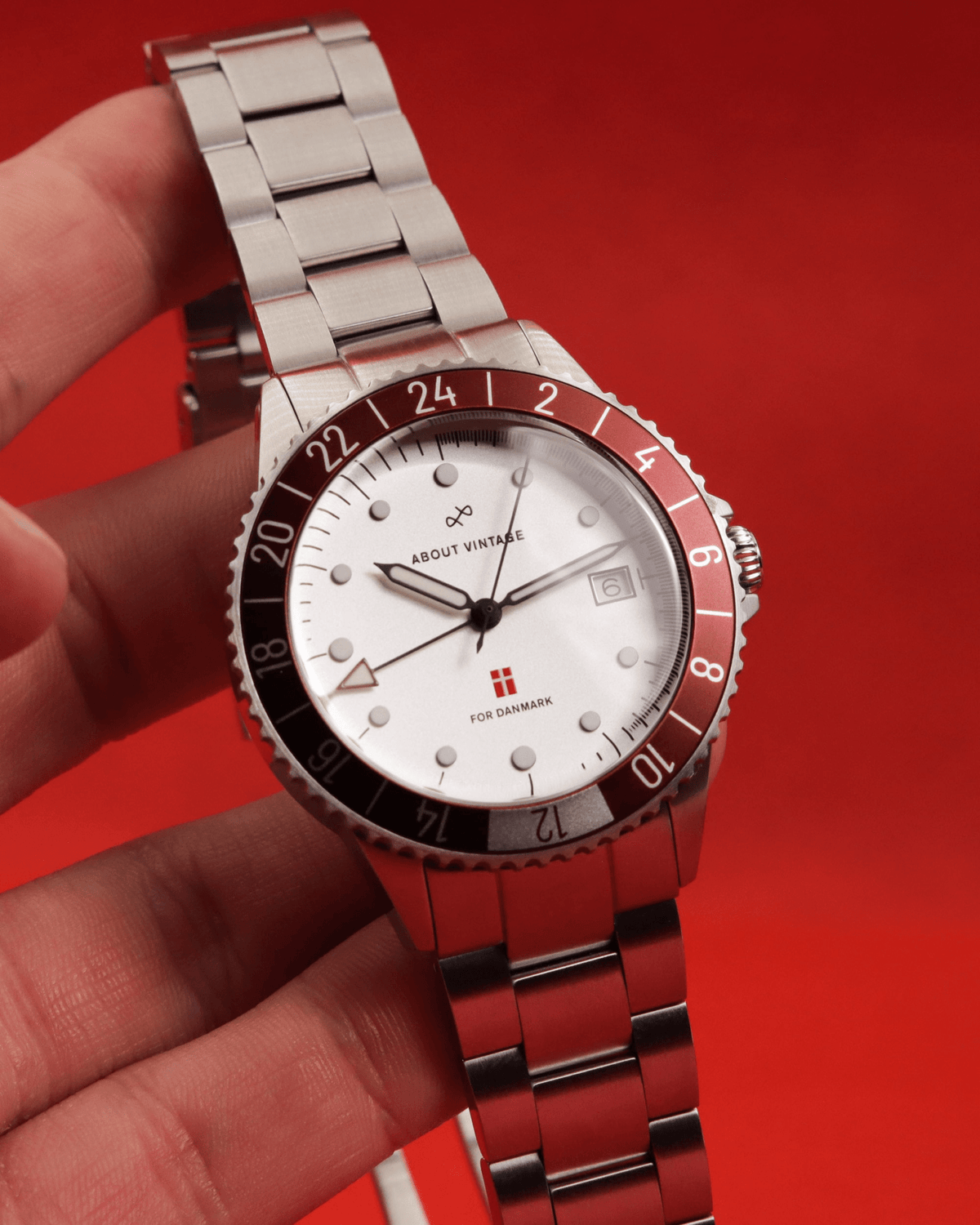 Danmark Det Officielle Landsholdsur, 1889 / DBU – 41 mm von AV86: Vintage-inspirierte GMT-Uhr mit Saphirglas und Metallarmband