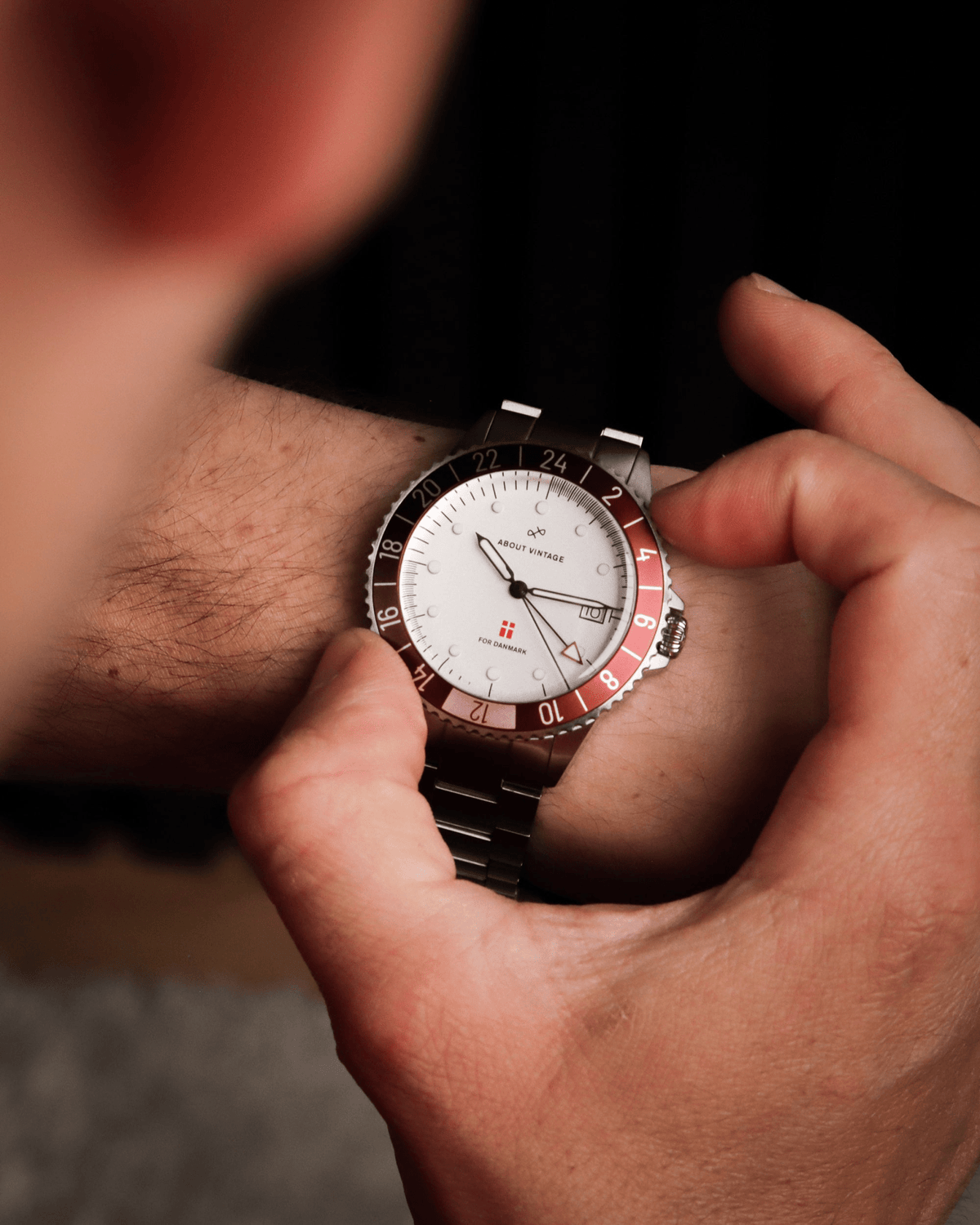 Danmark Det Officielle Landsholdsur, 1889 / DBU – 41 mm von AV86 mit Zifferblatt im Vintage-Stil, GMT-Lünette, Saphirglas und Metallarmband
