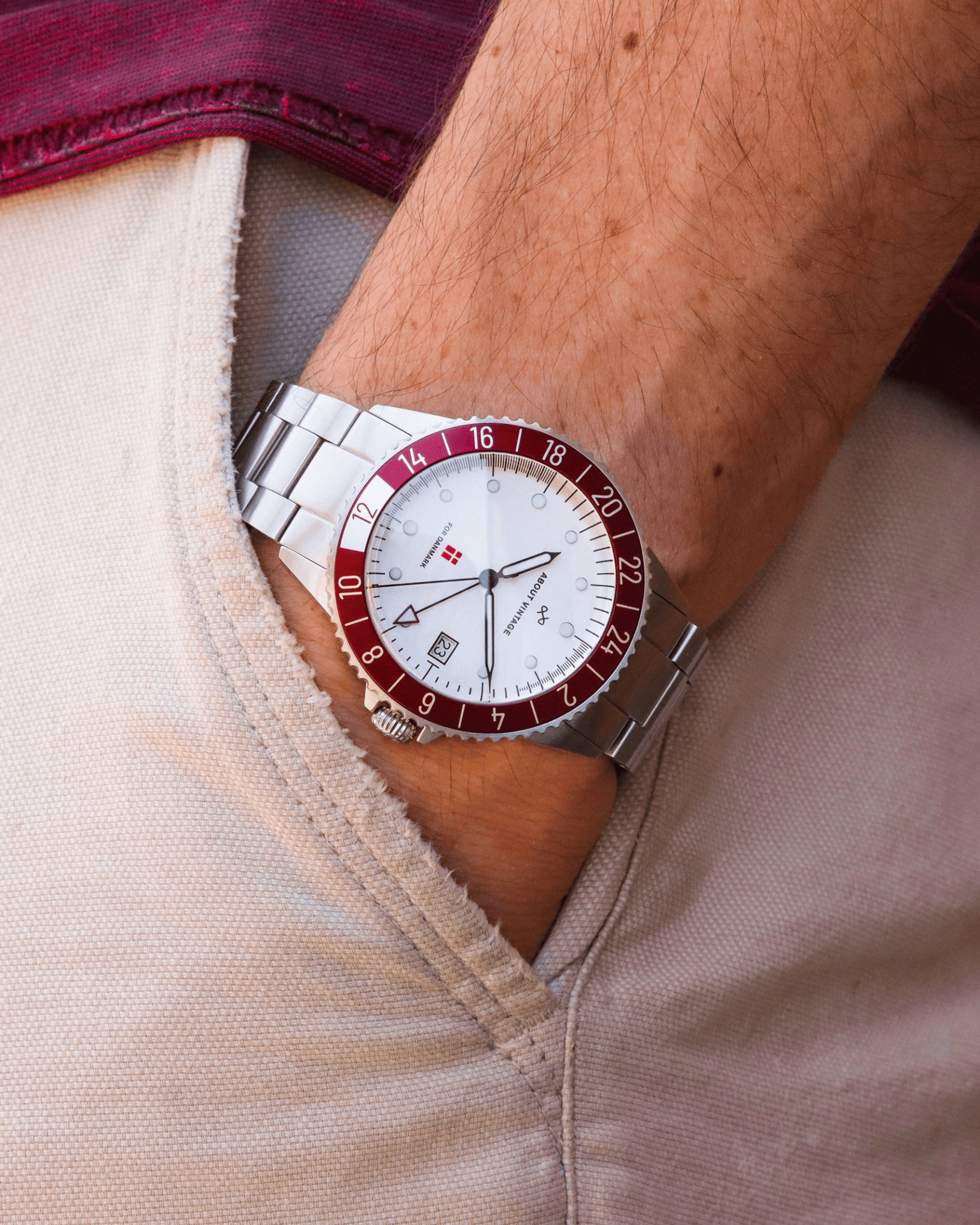 Danmark Det Officielle Landsholdsur, 1889 / DBU – 41mm by AV86 with vintage-inspired dial, sapphire crystal, GMT bezel, and steel bracelet strap