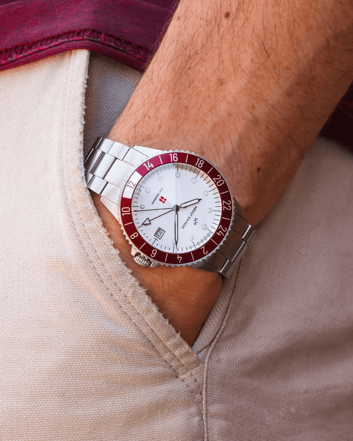 Danmark Det Officielle Landsholdsur, 1889 / DBU – 41 mm von AV86 mit Zifferblatt im Vintage-Stil, Saphirglas, GMT-Lünette und Metallarmband