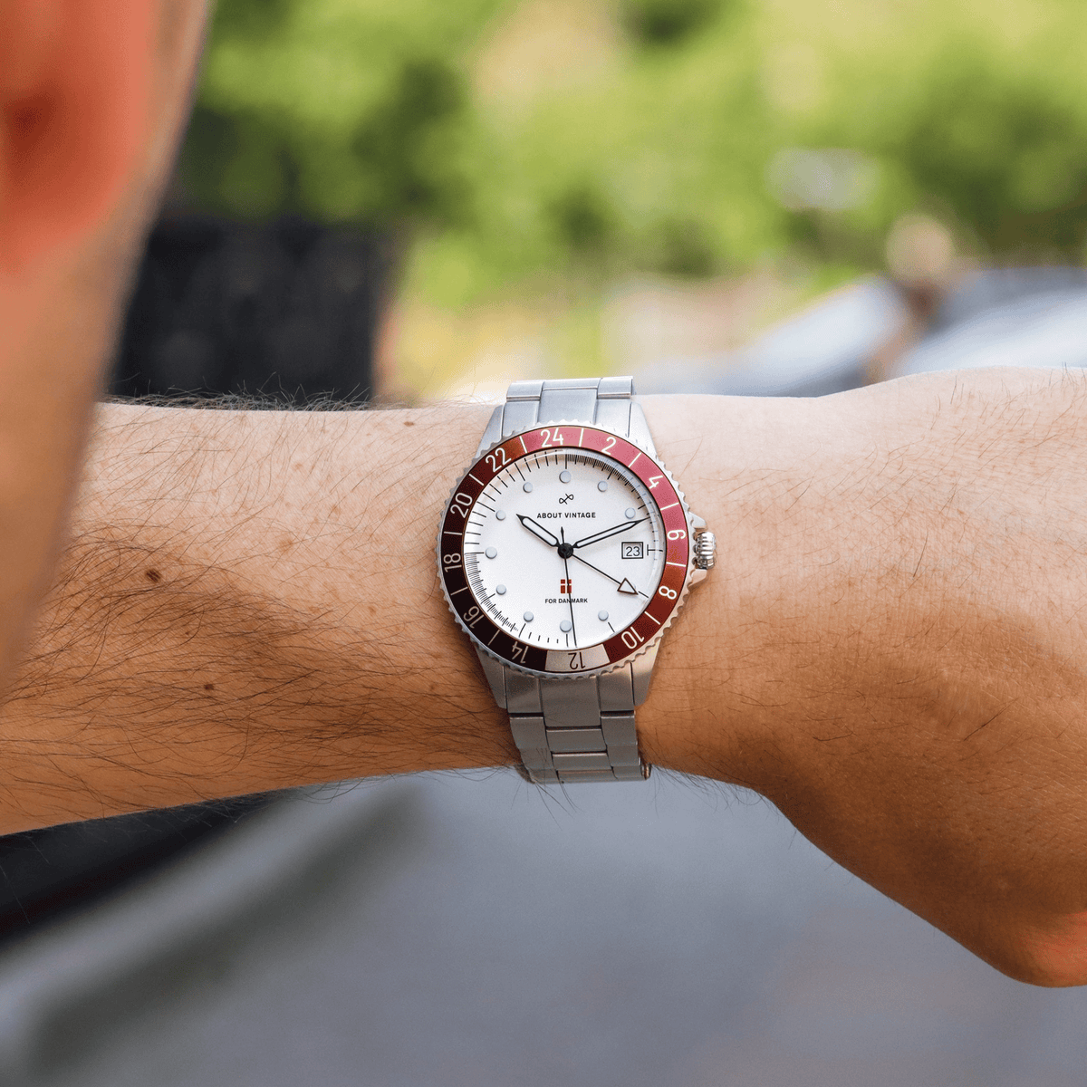 Danmark Det Officielle Landsholdsur, 1889 / DBU – 41 mm von AV86: Vintage-inspirierte GMT-Uhr mit Saphirglas und Edelstahl-Metallarmband