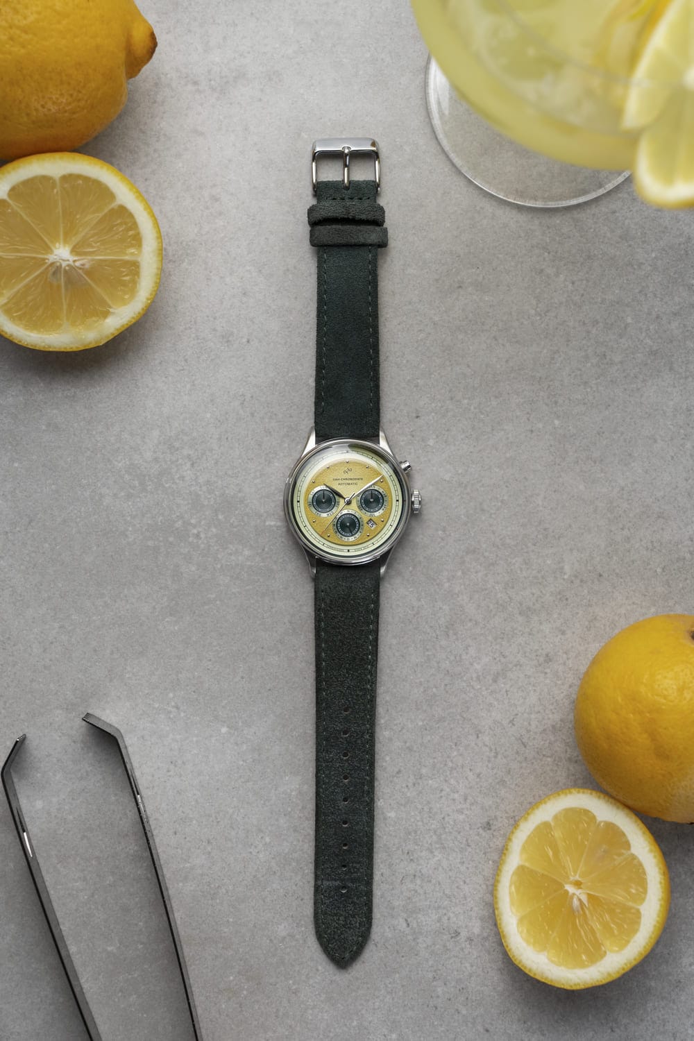 AV86의 1564 Chronodate Automatic: Sapphire Crystal과 질감이 살아있는 가죽 스트랩을 갖춘, 미니멀한 디자인의 럭셔리 빈티지 스타일 Chronograph