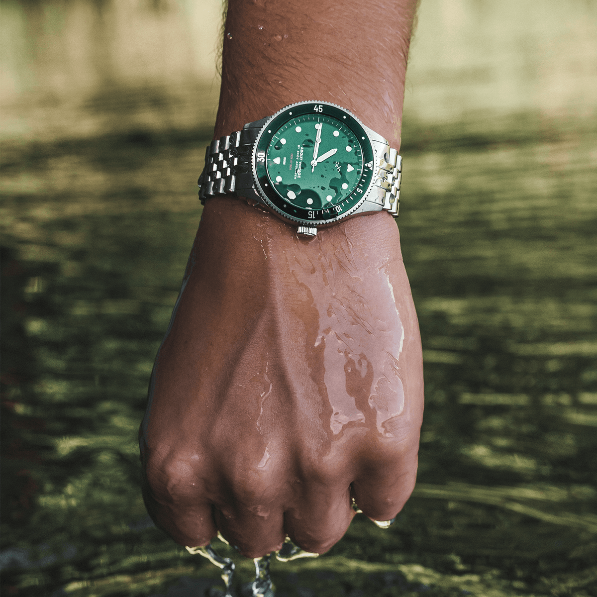 1926 At'sea par AV86 : montre de plongée d'inspiration vintage avec cadran vert à effet soleil, verre saphir, lunette tournante et bracelet en acier inoxydable