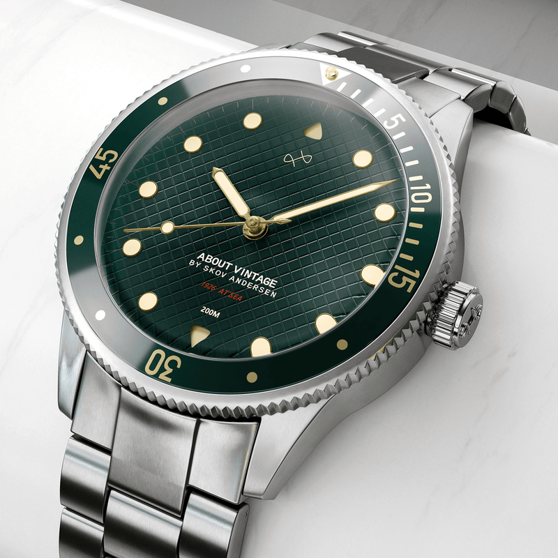 1926 At'sea, Green Turtle Vintage – 39 mm par AV86 : montre de plongée d'inspiration vintage dotée d'un verre saphir, d'une lunette avec boussole et d'un bracelet en métal