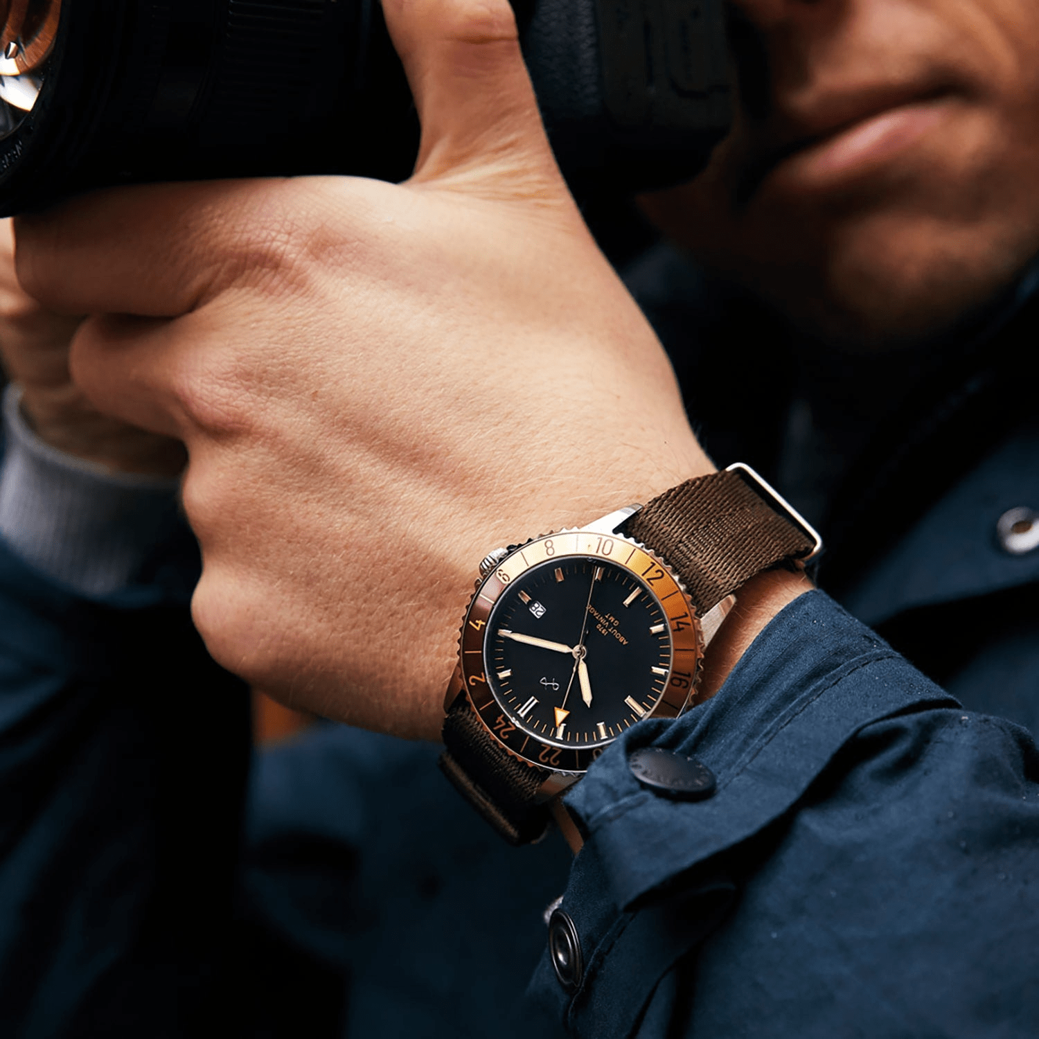 Haagen GMT Automatique de 1970, bordeaux - Montre GMT d'inspiration vintage fabriquée en Suisse par AV86, dotée d'un verre saphir, d'une lunette bordeaux et d'un bracelet en tissu marron