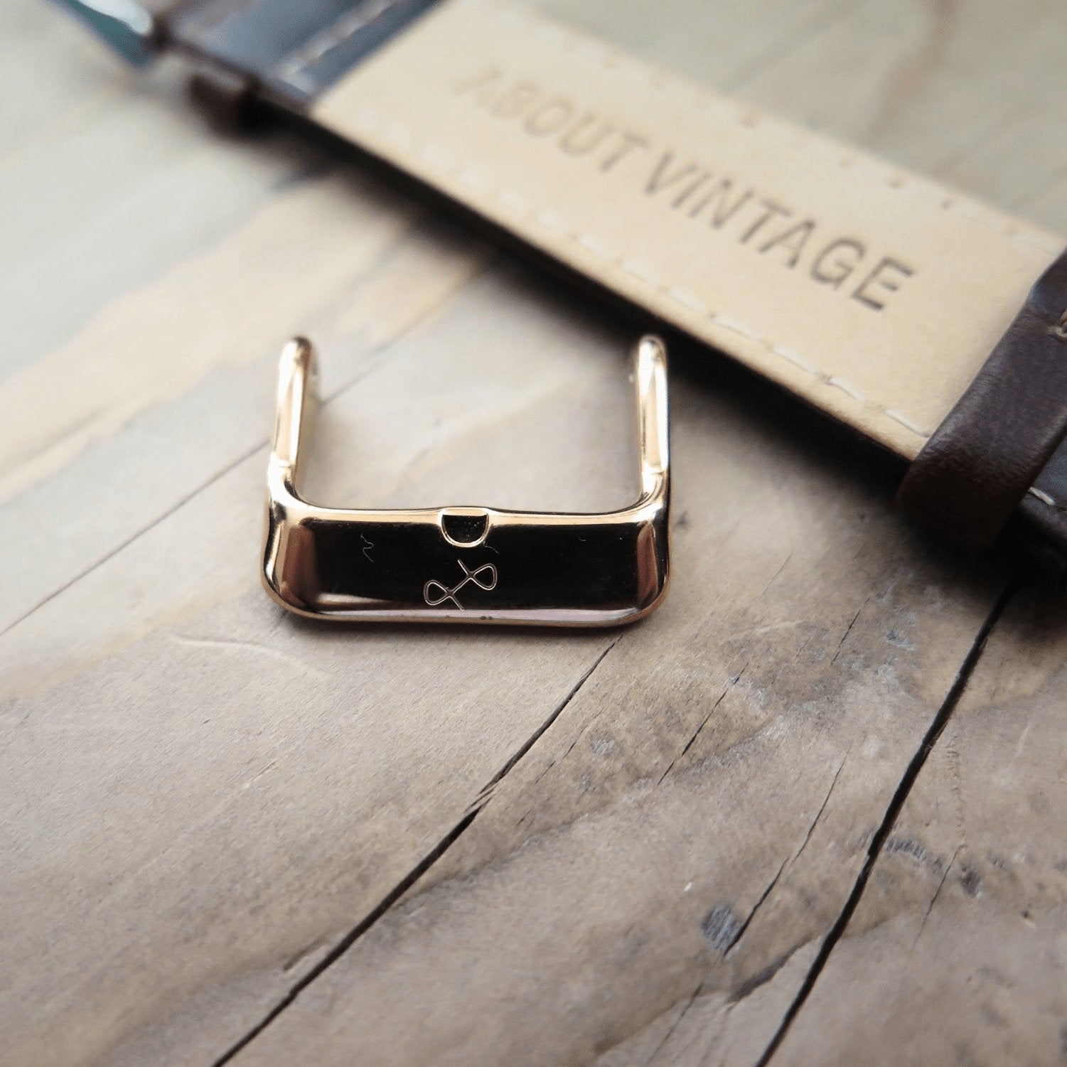 AV86의 ‘Suede - Blue’ 2피스 고급 가죽 스트랩으로, 각인 디테일과 광택 처리된 로즈 골드 도금 핀 버클이 특징입니다.