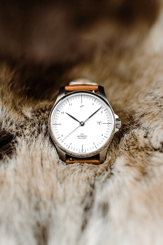 Modèle de 1971 automatique, fabriqué en Suisse par AV86, doté d'un cadran minimaliste, d'un guichet de date, d'un Verre saphir et d'un bracelet en cuir marron