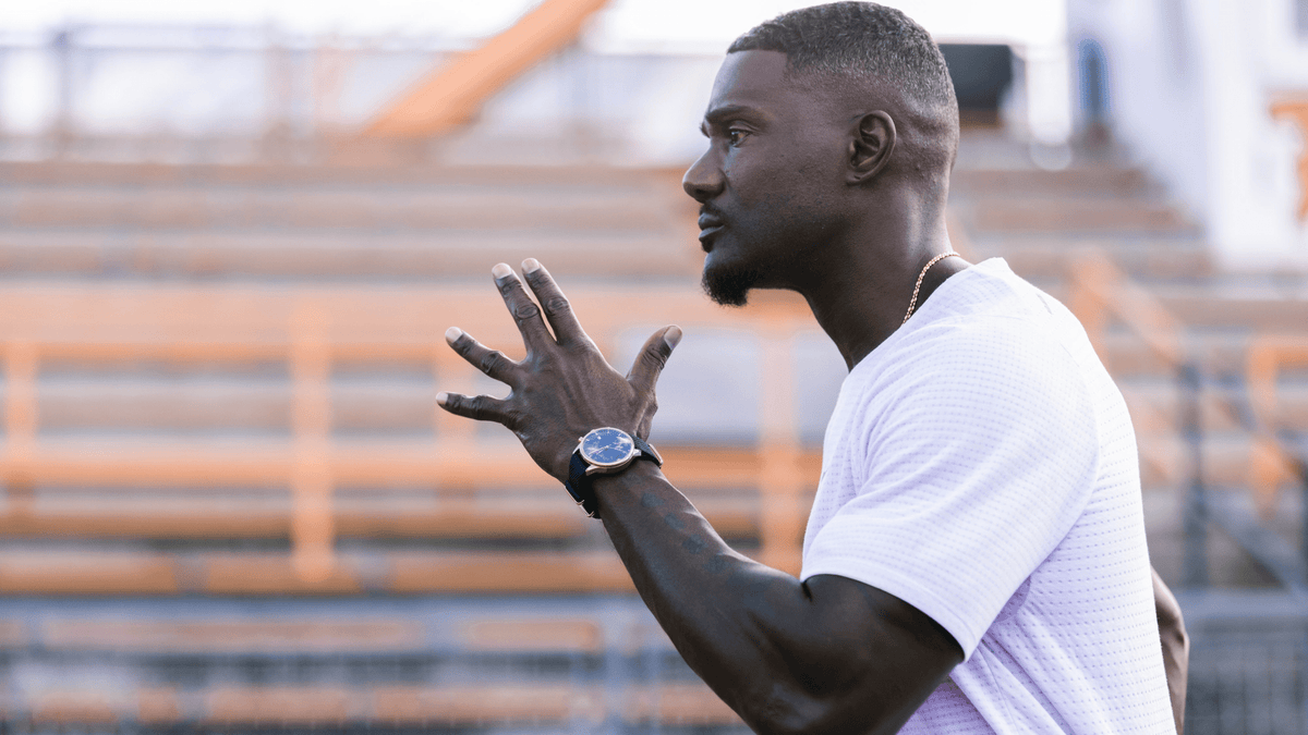 1815 Justin Gatlin, Gold / Blue Turtle – en vintage-inspireret Chronograph fra AV86 med Sapphire Crystal og læderrem på håndleddet udendørs