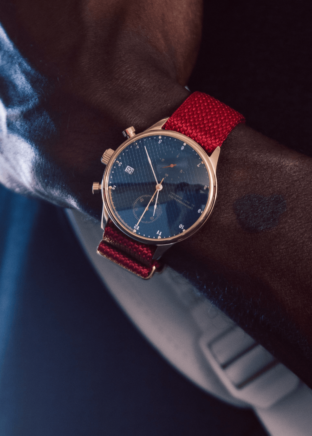 1815 Justin Gatlin, Chronographe d'inspiration vintage « Gold / Blue Turtle » avec verre saphir et bracelet en tissu rouge, par AV86