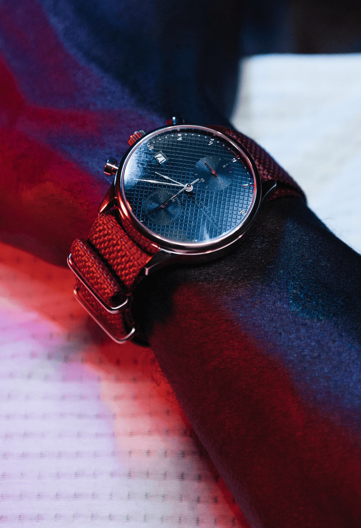 Chronographe de luxe « 1815 Justin Gatlin » signé AV86, doté d'un verre saphir, d'un cadran texturé et d'un bracelet en tissu tissé rouge, au poignet