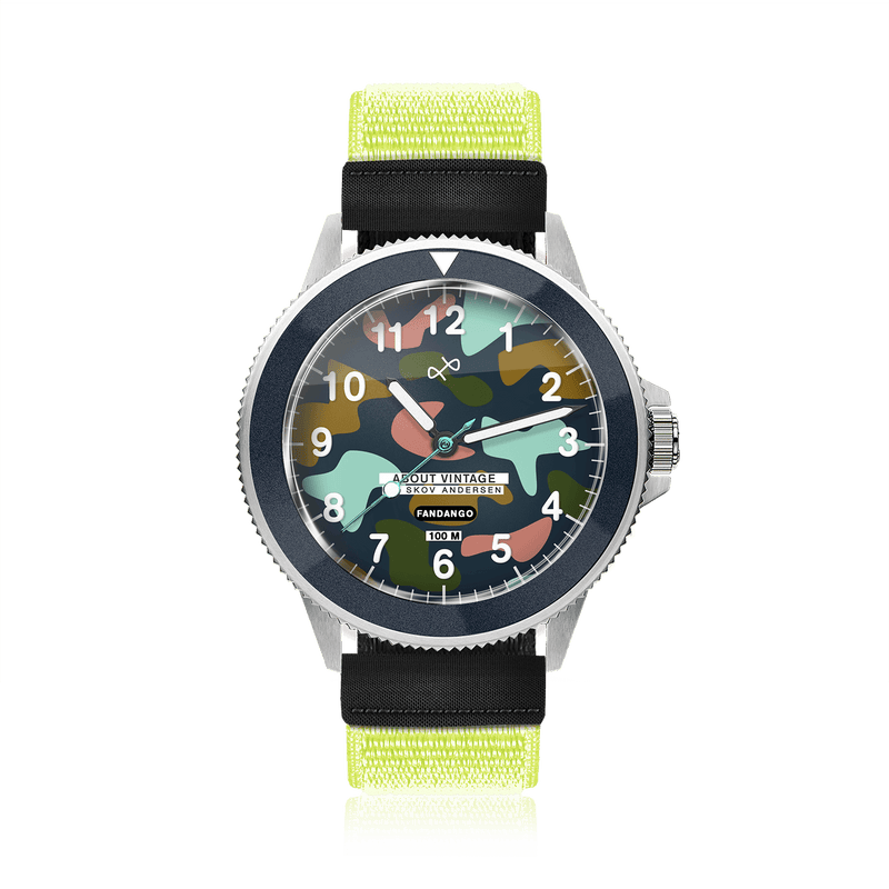 Montre pour enfant Fandango « KAI » bleu foncé / vert militaire de la marque AV86, avec de grands chiffres luminescents, un cadran camouflage, un bracelet à velcro et un design résistant