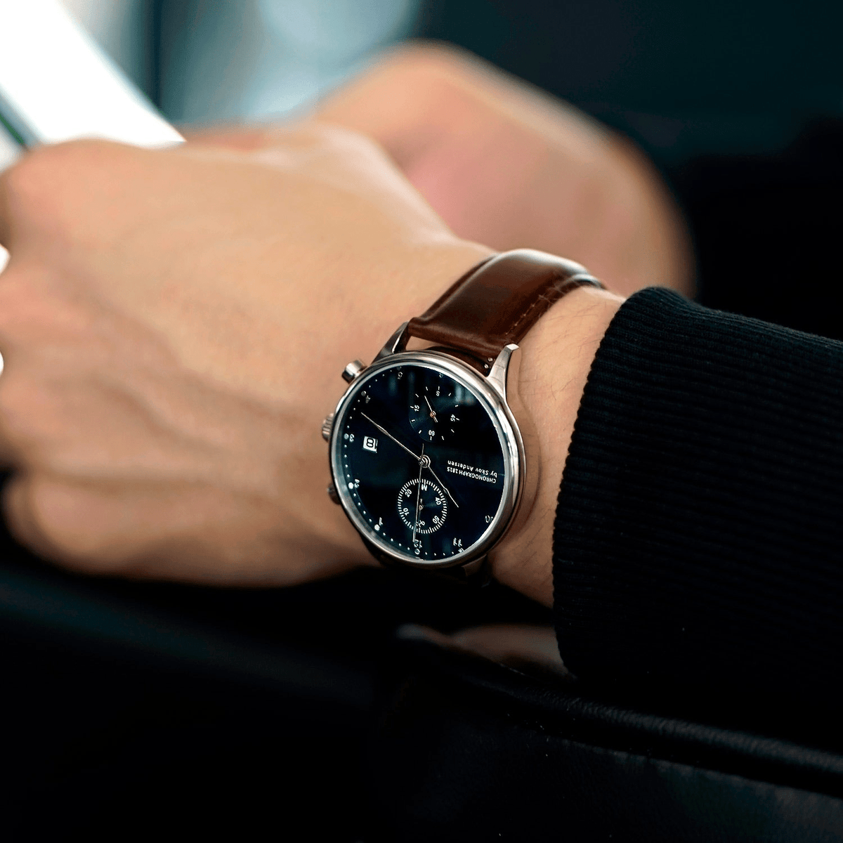 Chronographe 1815 d'AV86, doté d'un cadran d'inspiration vintage, d'un verre saphir, d'une Fonction chronographe classique et d'un bracelet en cuir marron