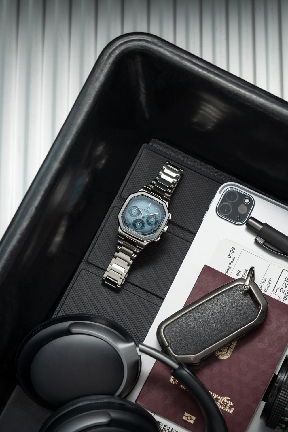 AV86의 1904 Chronograph: 각진 Art Deco 스타일의 케이스, 빈티지 감성의 다이얼, Sapphire Crystal, 브러시드 메탈 브레이슬릿 스트랩