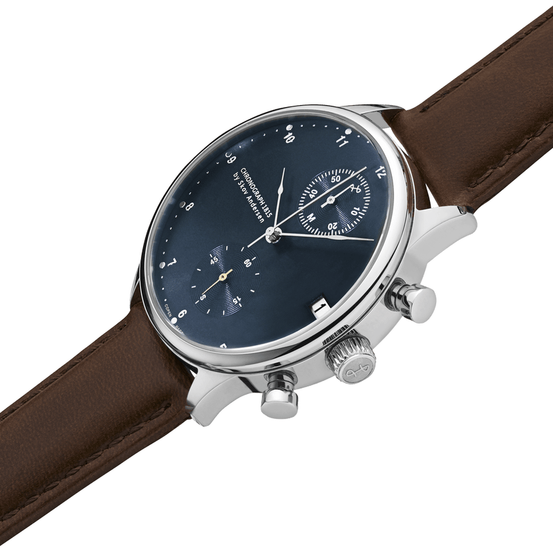 Chronographe 1815 d'AV86 : garde-temps de luxe doté d'un cadran d'inspiration vintage, d'un verre saphir et d'un bracelet en cuir marron
