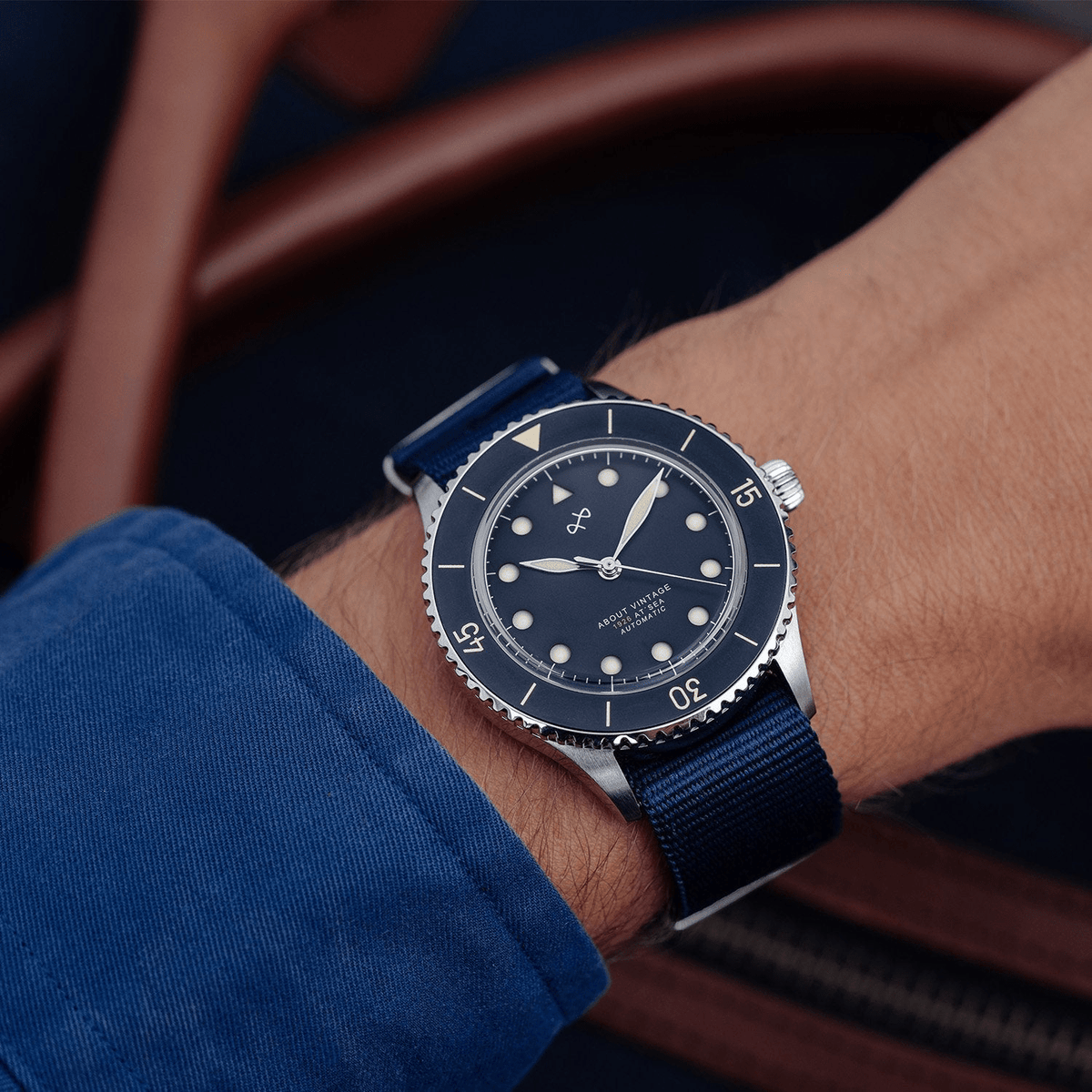 1926 Automatic Vintage by AV86 with sapphire crystal, vintage-inspired dial, rotating bezel, and durable fabric strap