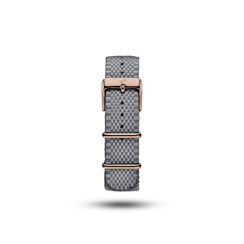 Nato - Bracelet tissé gris Steelstripe avec boucle en or rose, signé AV86, incarnant le minimalisme nordique et l'élégance du Design danois.