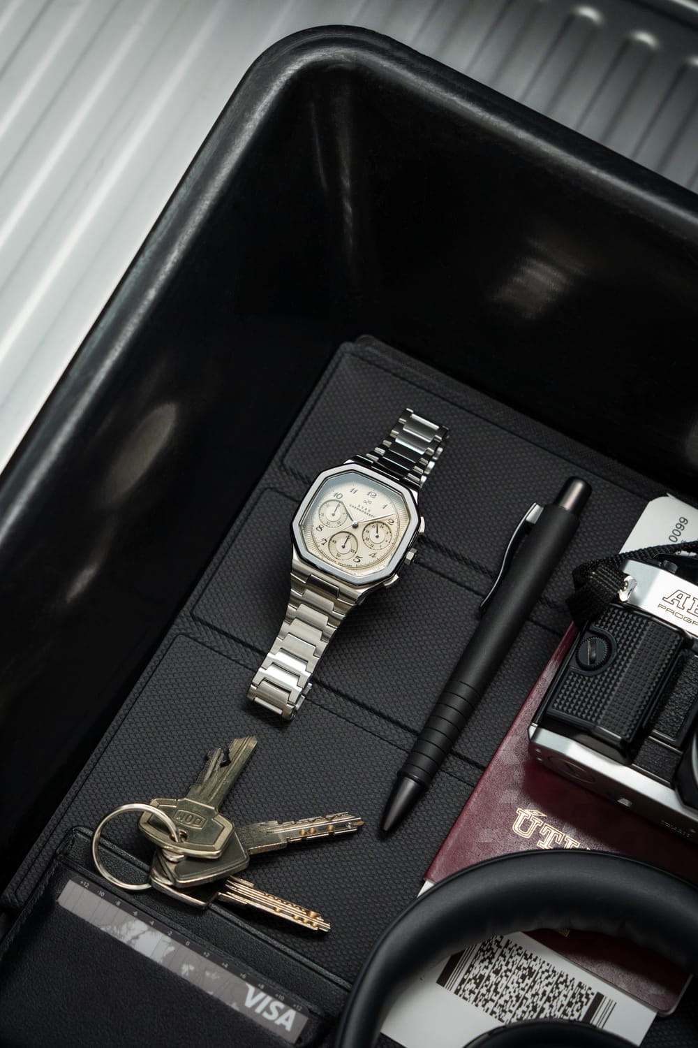 AV86의 1904 Chronograph은 각진 케이스와 Chronograph 기능을 갖추고 있으며, 세련된 일상용 스타일로 메탈 브레이슬릿이 조화를 이룹니다.