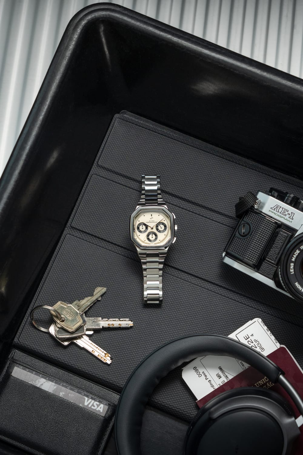 AV86의 1904 Chronograph: 각진 케이스, 빈티지 스타일 다이얼, Sapphire Crystal, 크로노그래프 기능, 메탈 브레이슬릿 스트랩