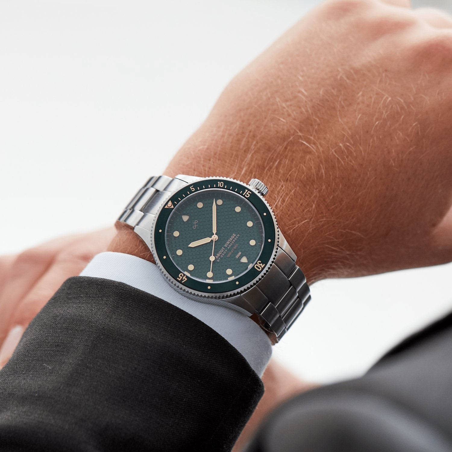 1926 At'sea, Green Turtle Vintage – 39MM by AV86 luxury diver with vintage-inspired dial, sapphire crystal, and metal bracelet strap