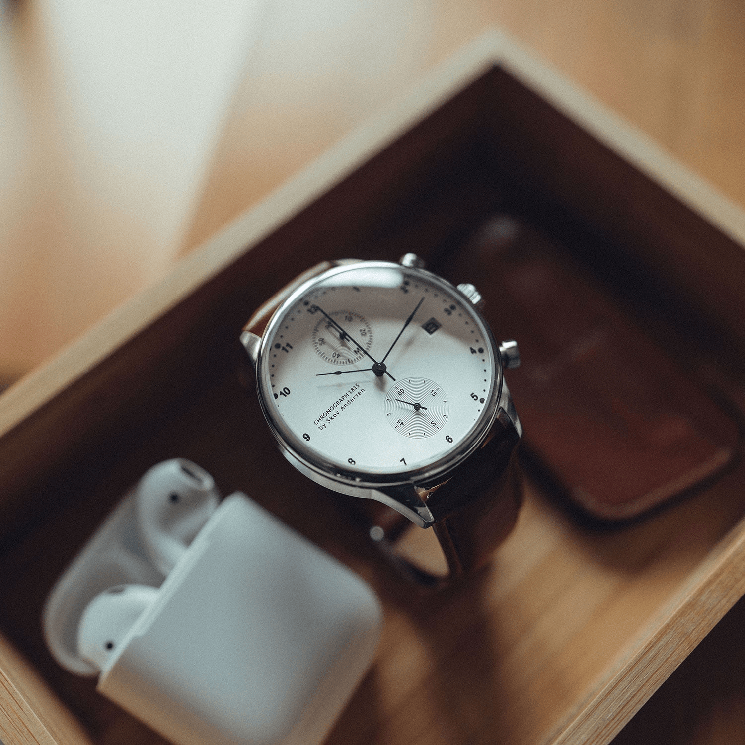 Chronographe 1815 d'AV86 : chronographe de luxe d'inspiration vintage, doté d'un verre saphir, d'un cadran classique et d'un bracelet en cuir marron, présenté dans un coffret en bois