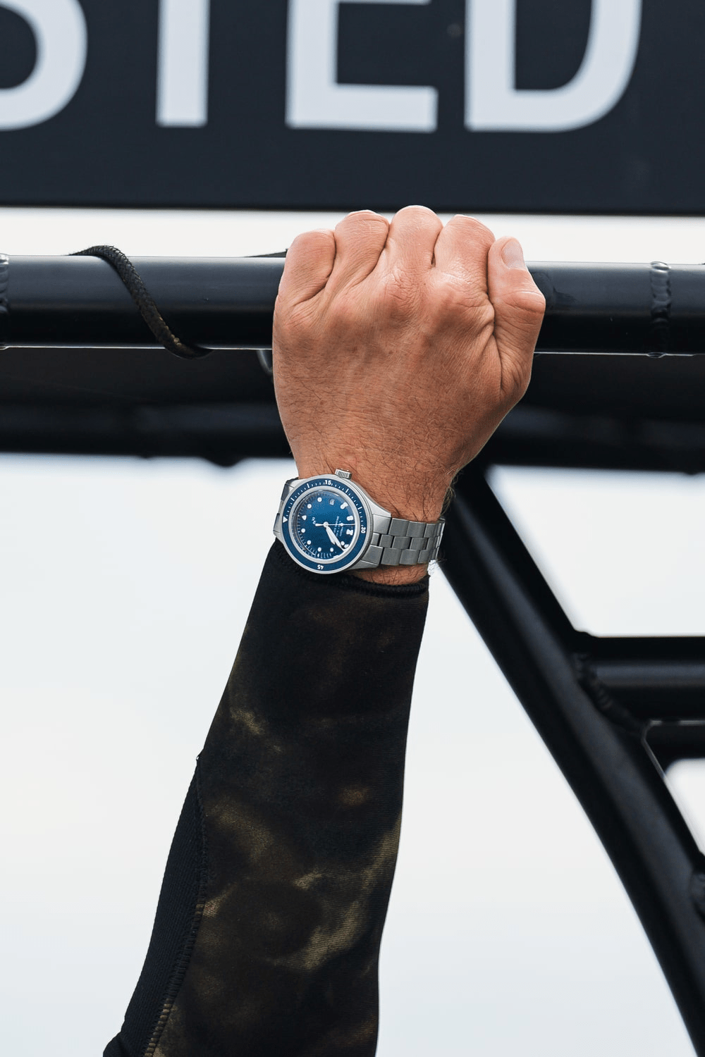 AV86 Marine Automatic fra 1956 – et vintage-inspireret dykkerur med Sapphire Crystal, kompasring og metalarmbånd, der har været brugt under aktive forhold
