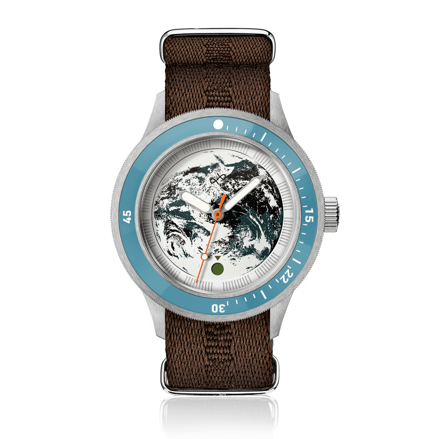 Earthrise WWF Partnership, Automatique / Édition 2026 par AV86, avec bracelet NATO marron, lunette bleue et cadran orné d'un motif représentant la Terre.